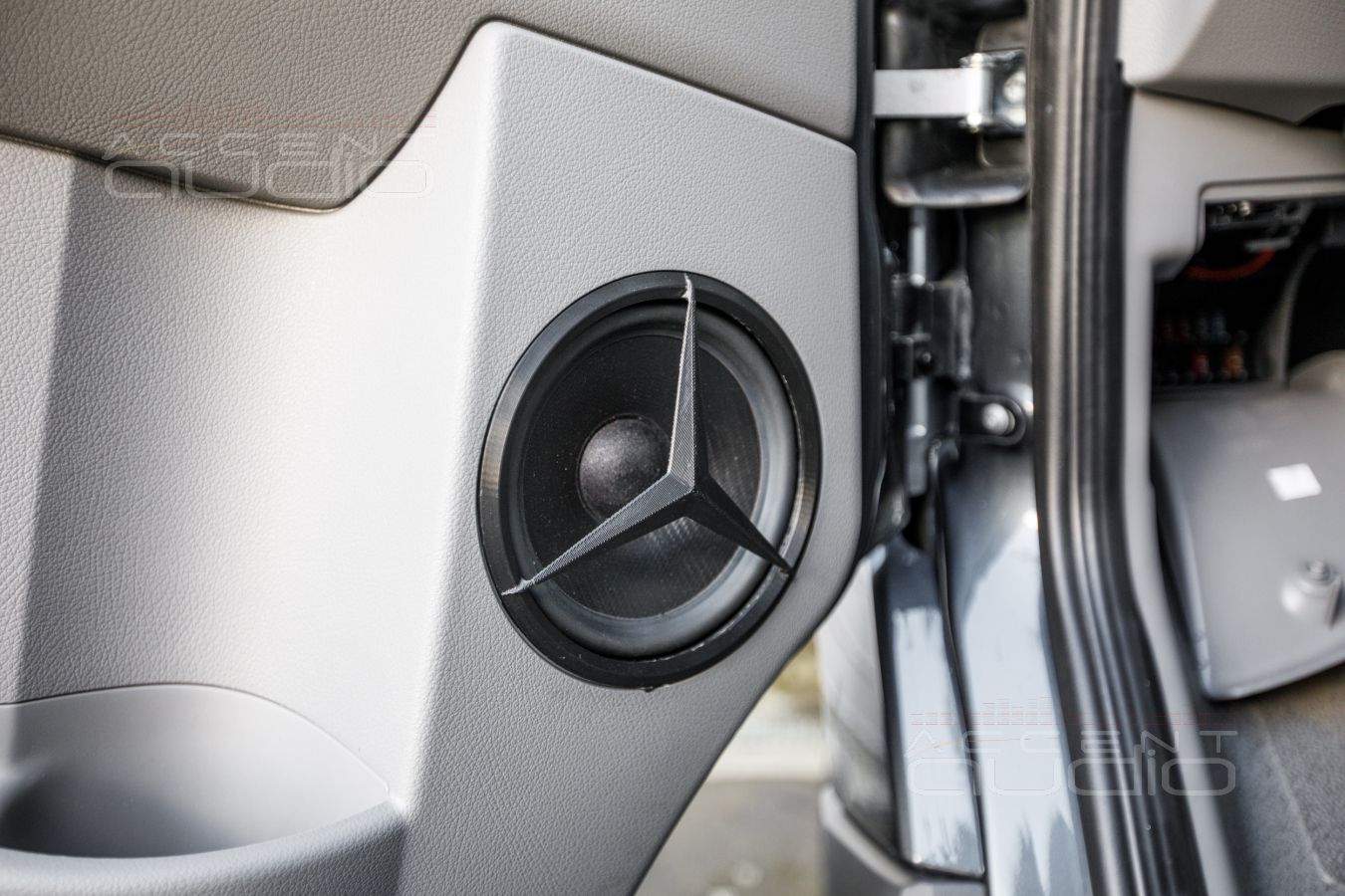 Установка мидбасовых динамиков SOAudio в Mercedes-Benz Sprinter CS-Reisemobile