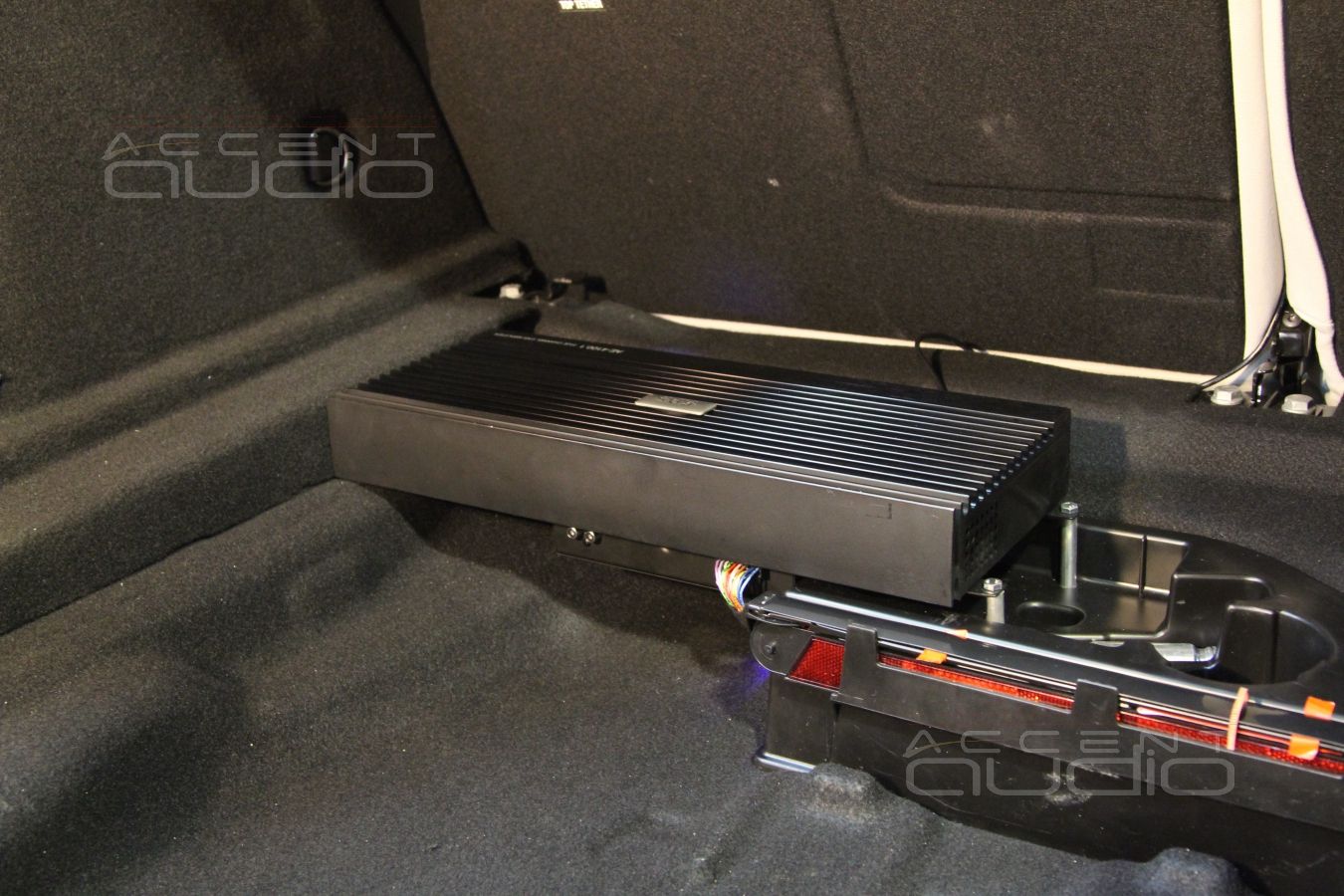 Установка усилителя и аудиопроцессора в Mercedes CLA