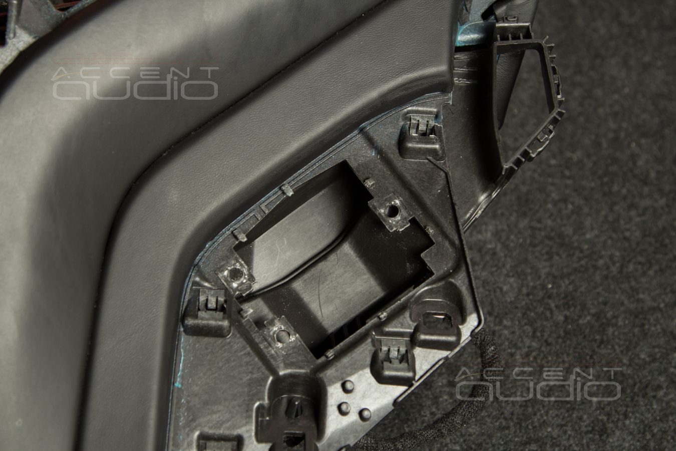 Полная средняя полоса для слушателя: установка среднечастотных Brax ML3 в Porsche Taycan