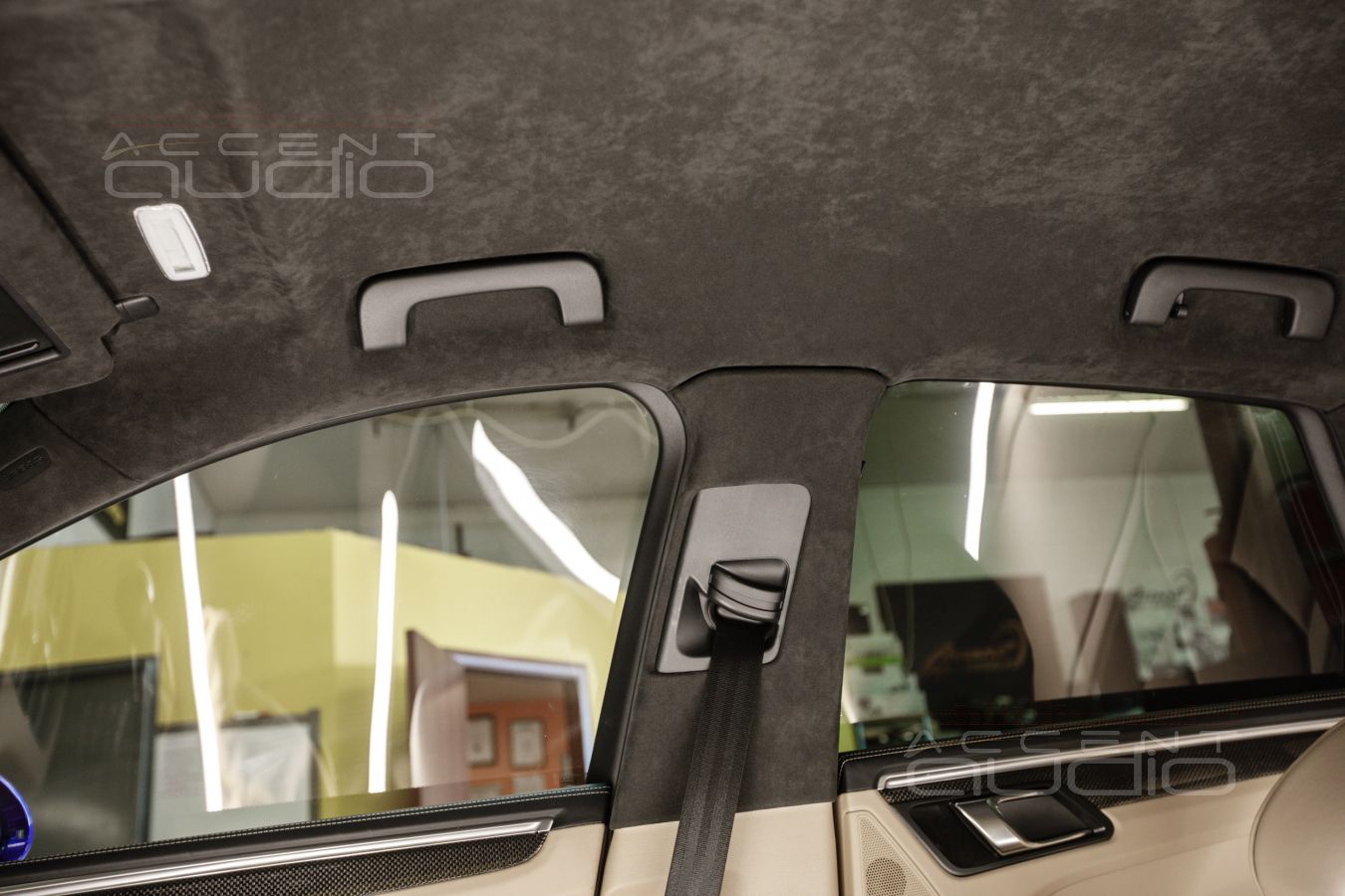 Перетяжка потолка Porsche Macan в Alcantara 9052 – богатый и фирменный стиль