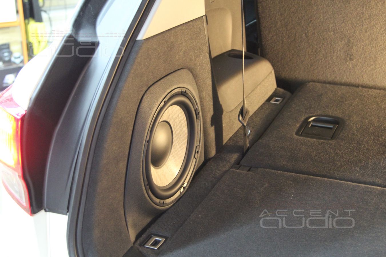 Сабвуфер Focal, встроенный в крыло Acura MDX