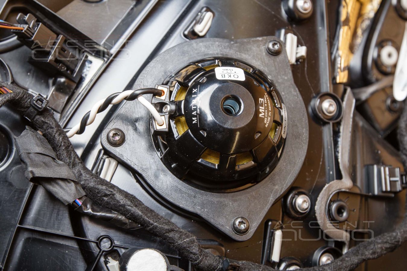 Штатная установка среднечастотных динамиков Brax ML3 в Porsche Cayenne Coupe