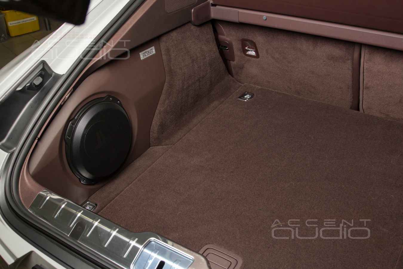 Стильный, адский, трясущий – сабвуфер-стелс JLAudio TW3 для Porsche Panamera