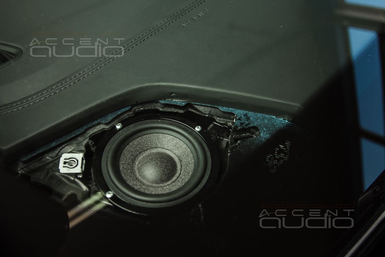 Скрытая интеграция среднечастотных динамиков Brax ML3 в Audi Q8