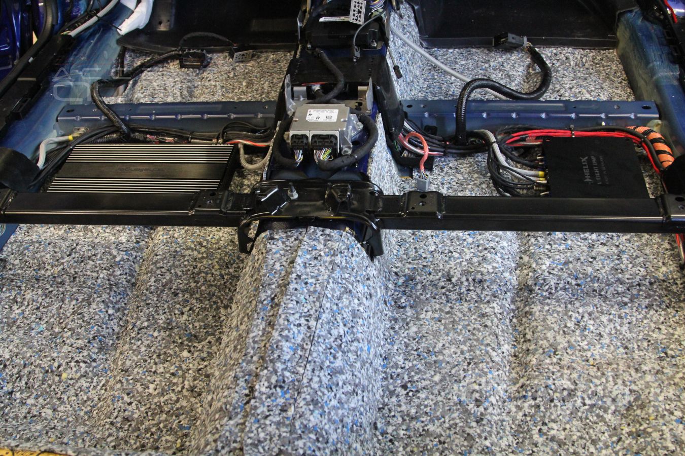 Шумоизоляция пола и установка усилителей Helix и Challenger