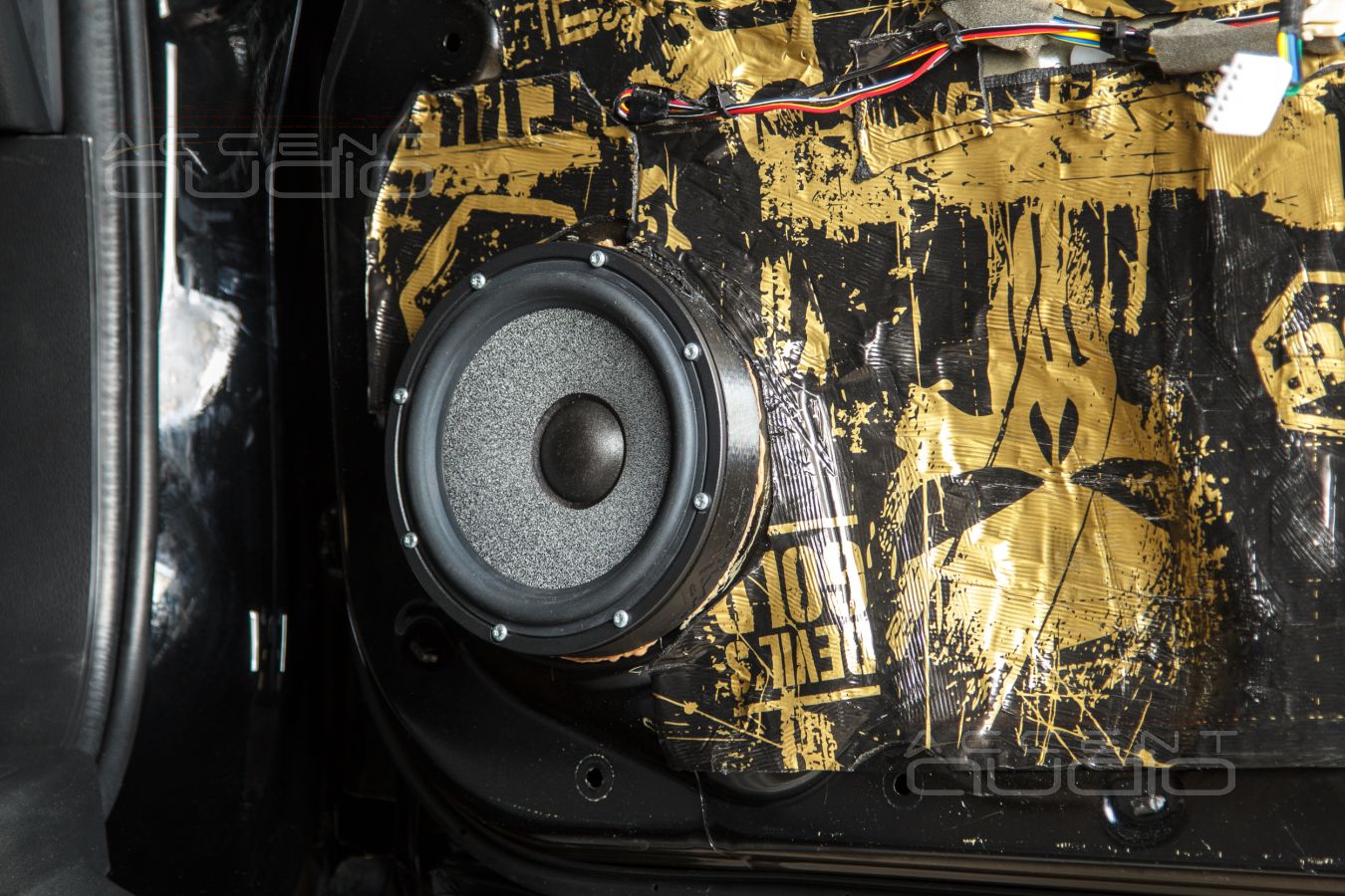 Установка фронтальных мидбасов Brax GL6 в Mitsubishi Pajero Sport