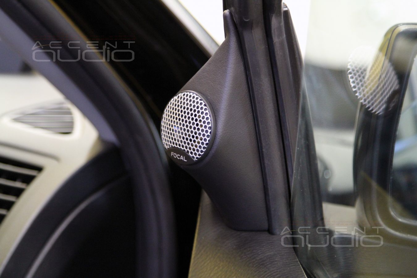 Подиумы под твитеры Focal в Kia Mohave