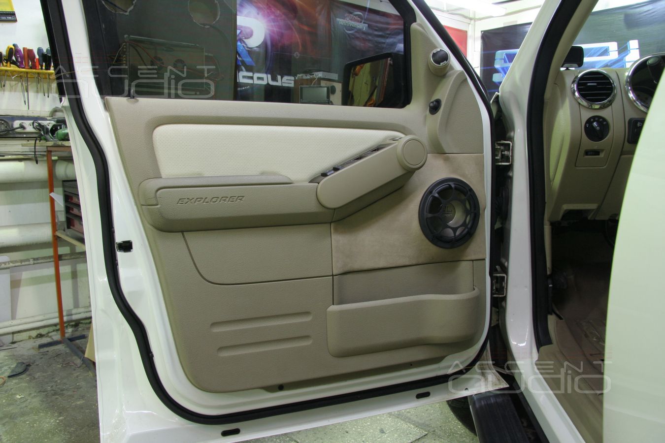 Установка акустики в стиле Ford Explorer