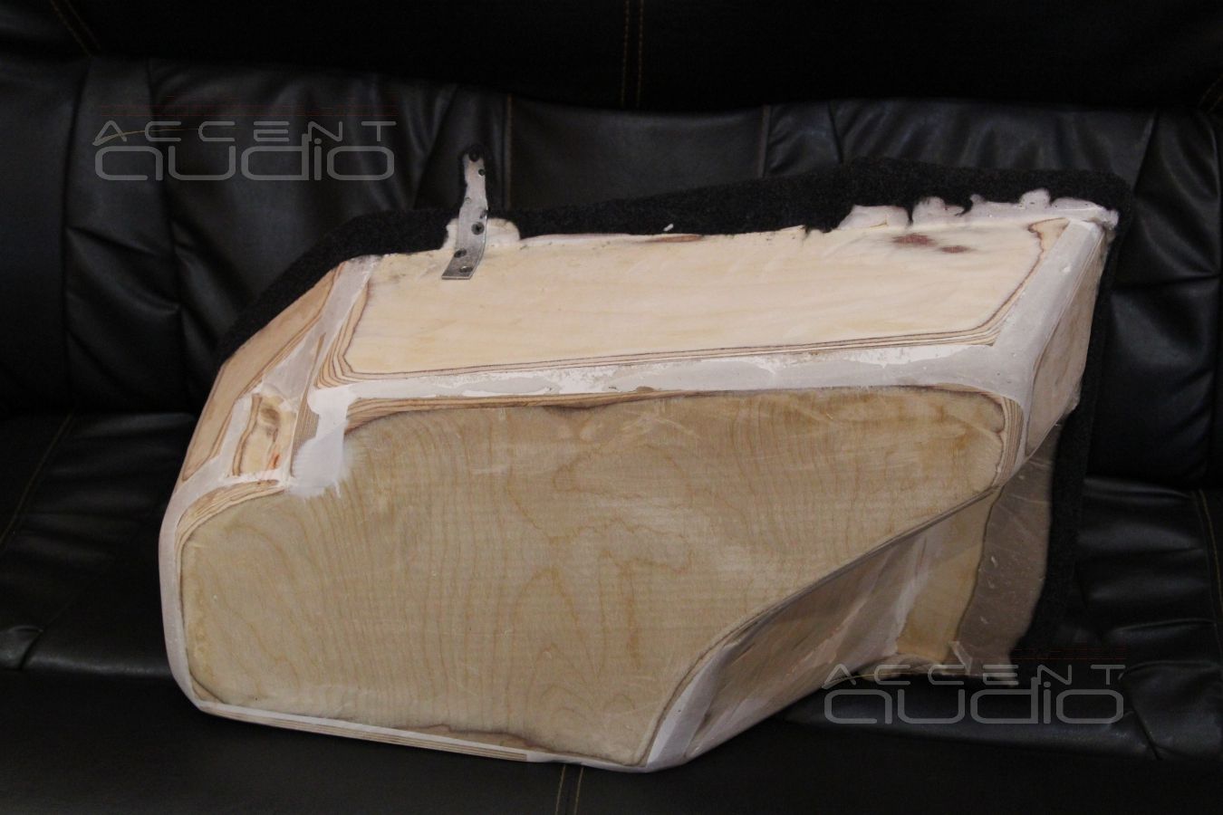 Процесс установки сабвуфера в Ford Mustang