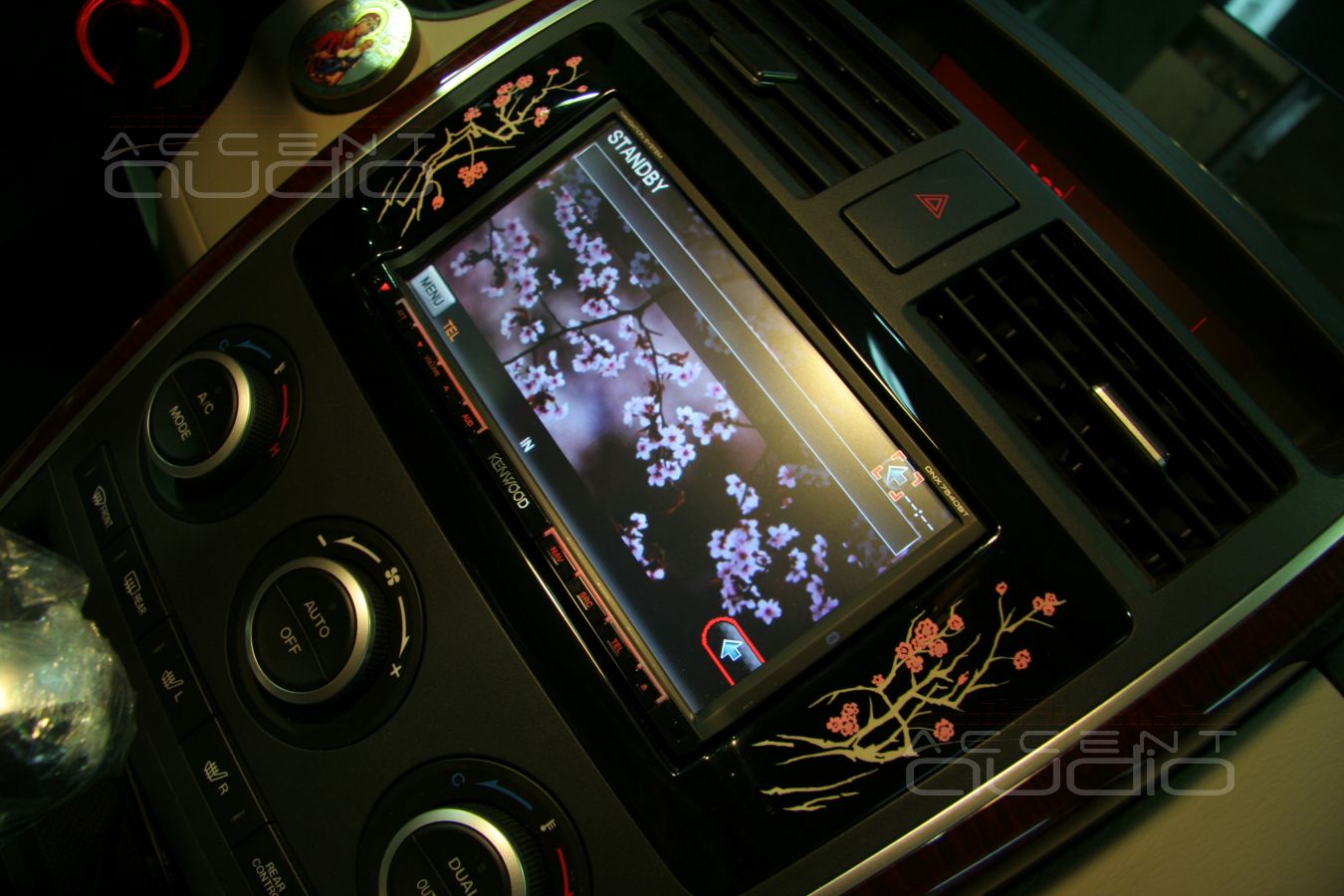 Добрый китайский дракон в японском оформлении: авторская инсталляция в Mazda CX9