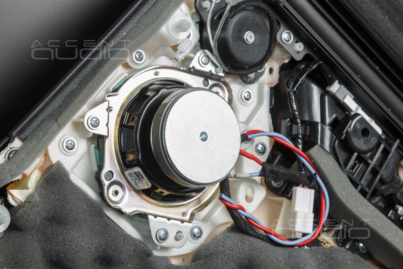 Штатная установка новых среднечастотных излучателей Dego в LX570