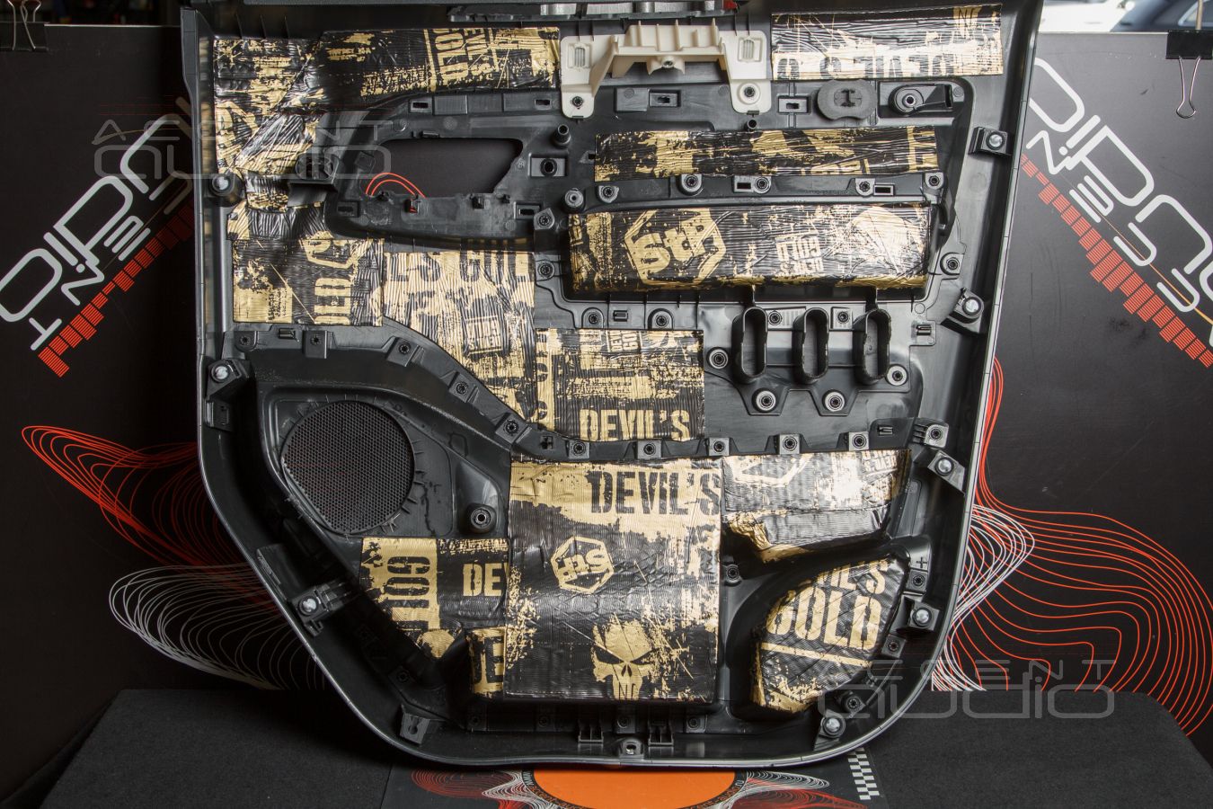 Аудиоподготовка, новые, быстрые и плотные мидбасы SOAudio в дверях Opel Zafira Life