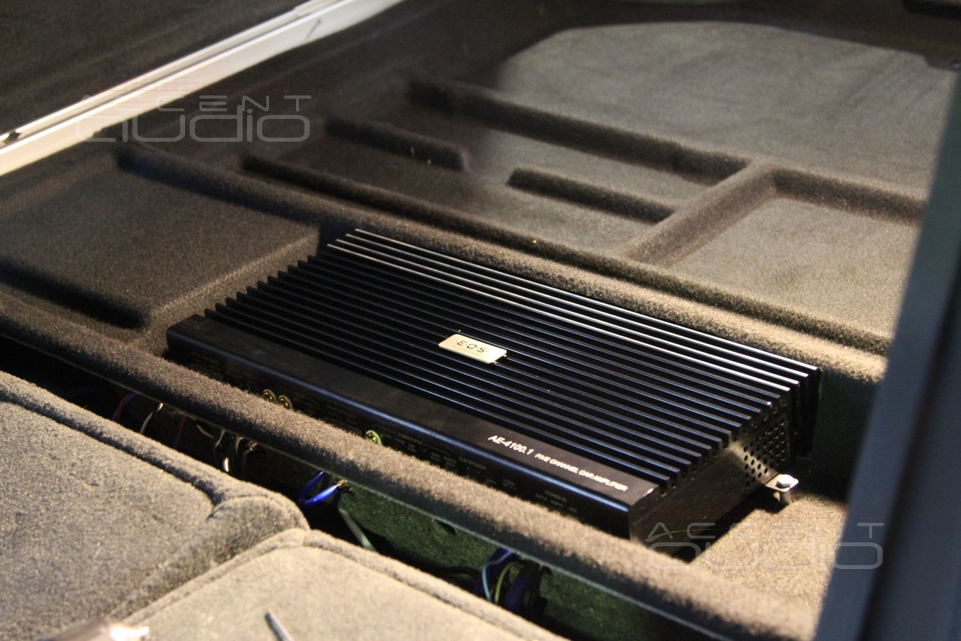 Установка усилителя и аудиопроцессора в Volvo XC70