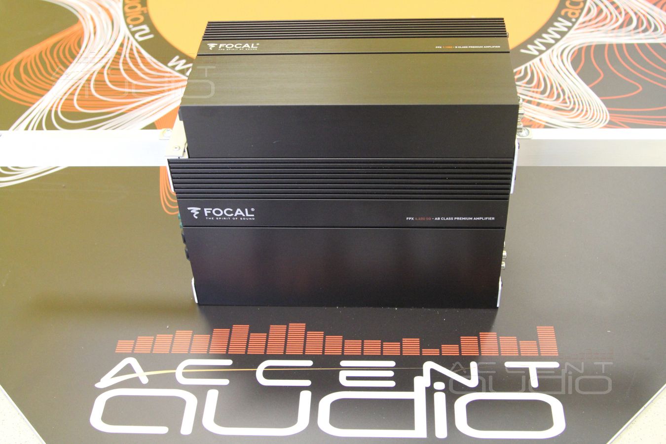 Оригинальная скрытая установка трех усилителей в Porsche Macan