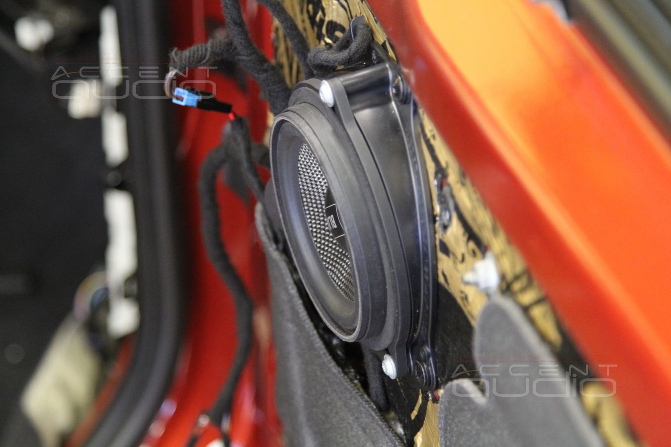 Шумоизоляция дверей и установка среднечастотников