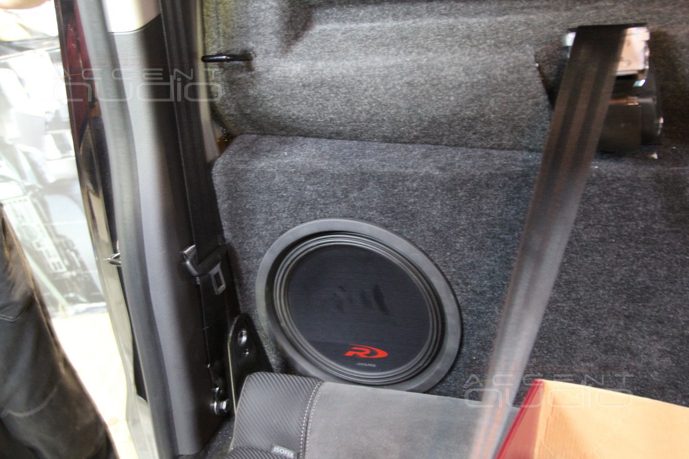 Update: сабвуфер Alpine Type-R SWR-T10 встроенный в Amarok