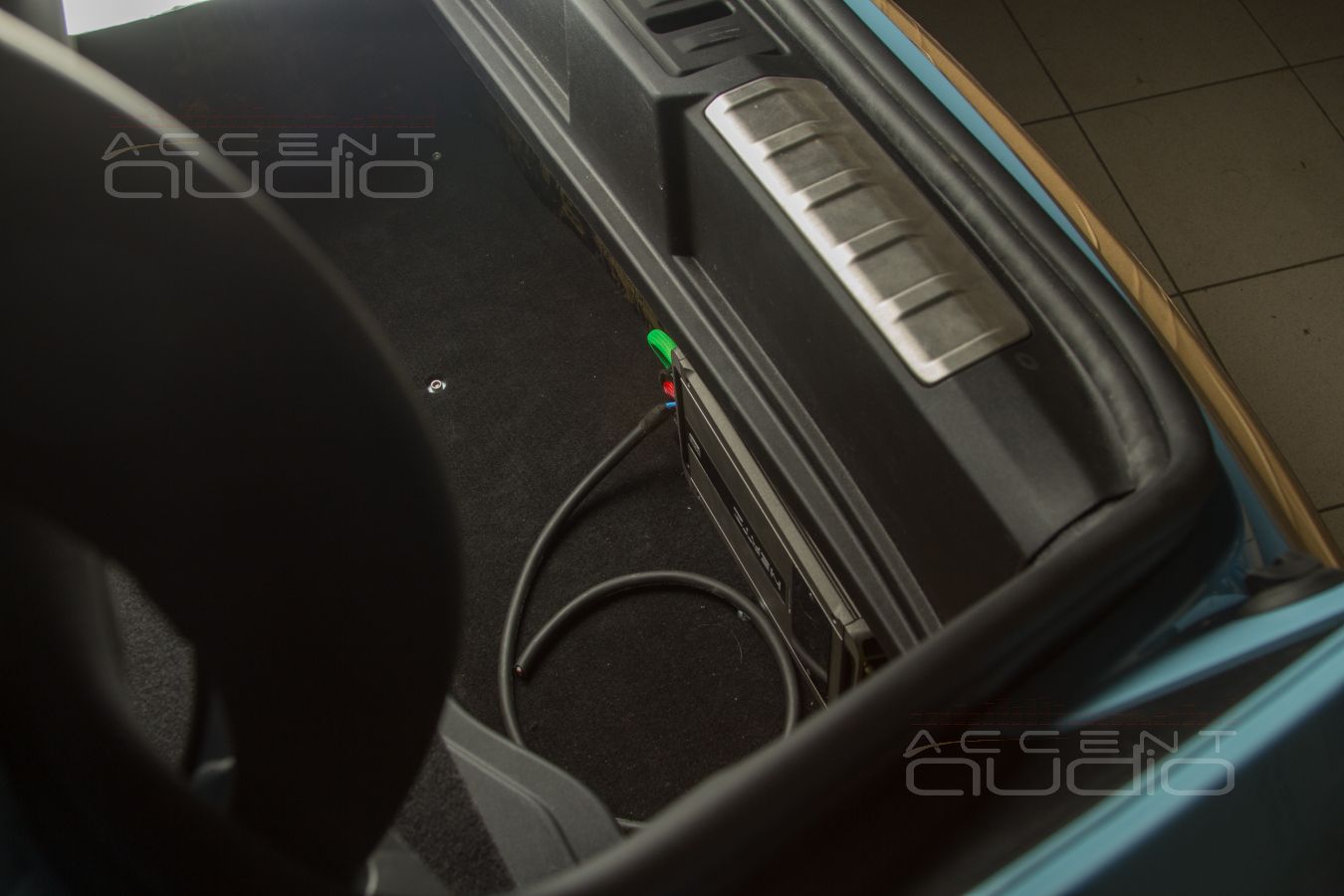 Итальянская мощщщщь для сабвуфера - скрытый монтаж усилителя Hertz ML Power 4