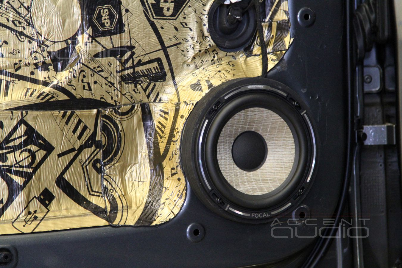 Установка мидбасовых динамиков FOCAL MW PS165F3 (6L23402) – штатно, но с доработкой