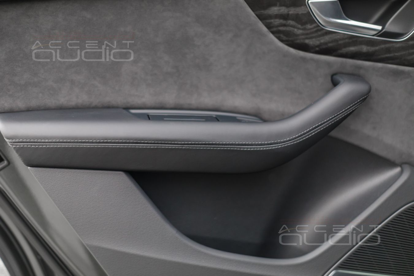 Перетяжка верхних деталей и ручек дверных панелей в кожу Nappa в Audi Q8