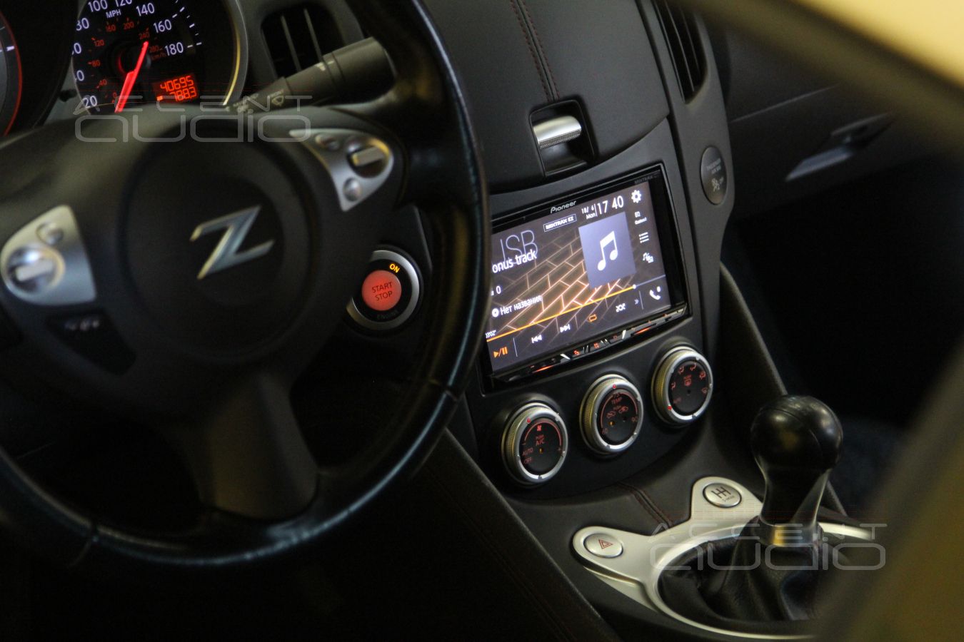 Установка магнитолы Pioneer AVH-Z5000B в Nissan 370Z