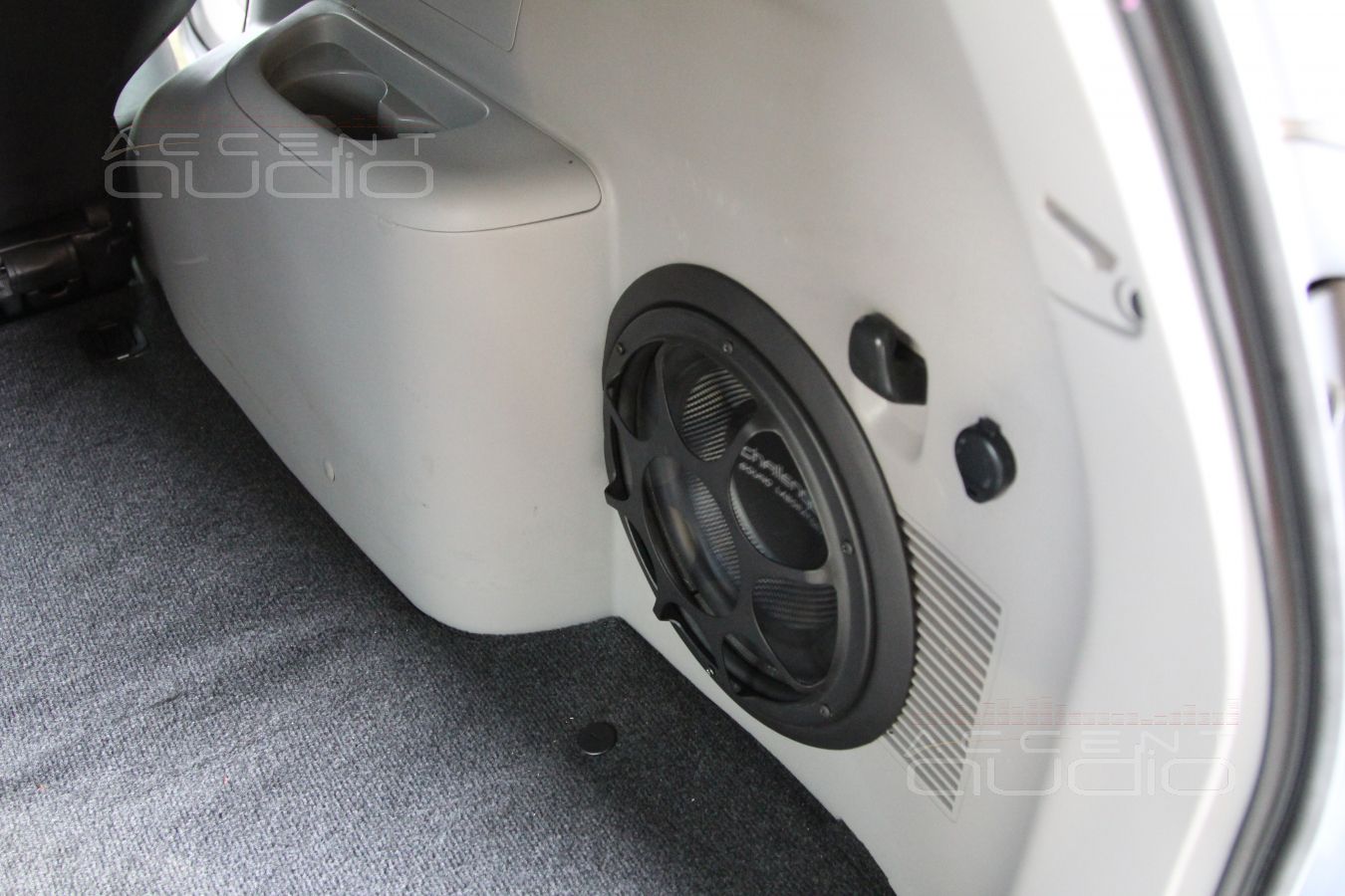 Сабвуфер, встроенный в крыло Mitsubishi Pajero Sport 2013