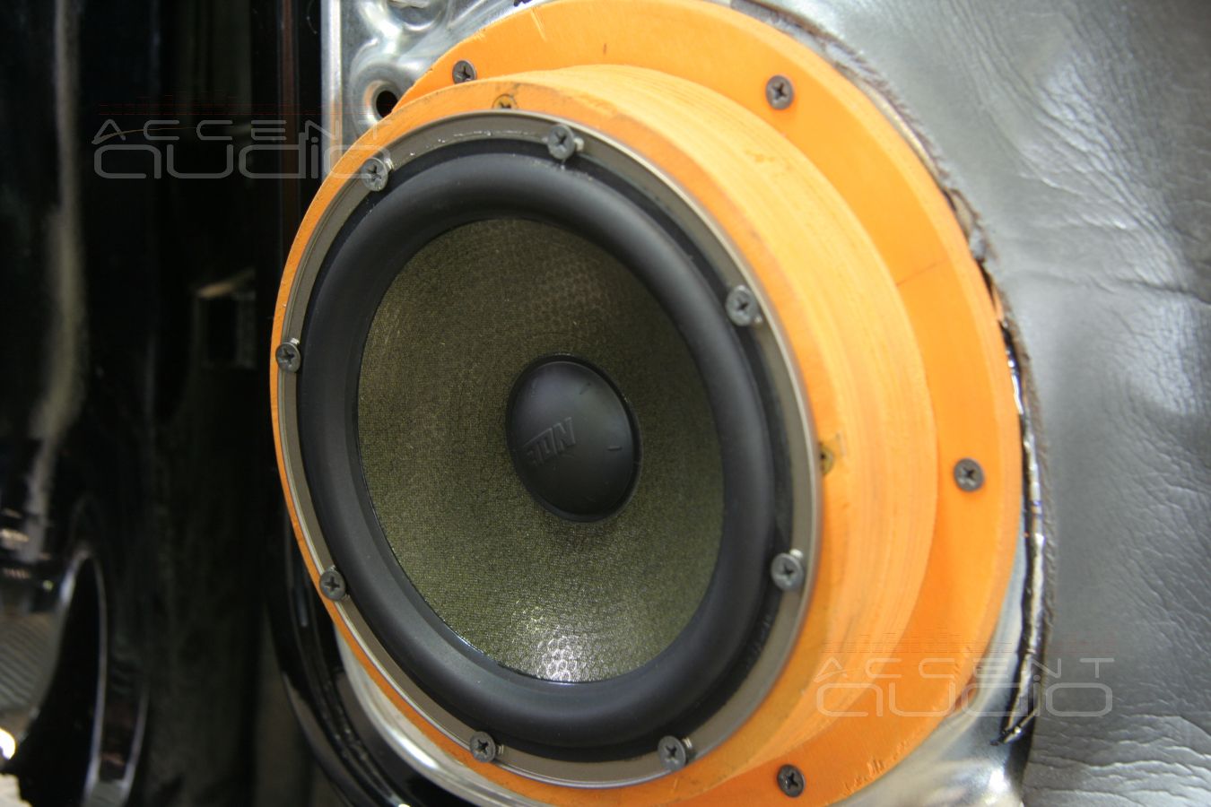 Установка акустики Eton RSE 160 в двери Volkswagen Tiguan