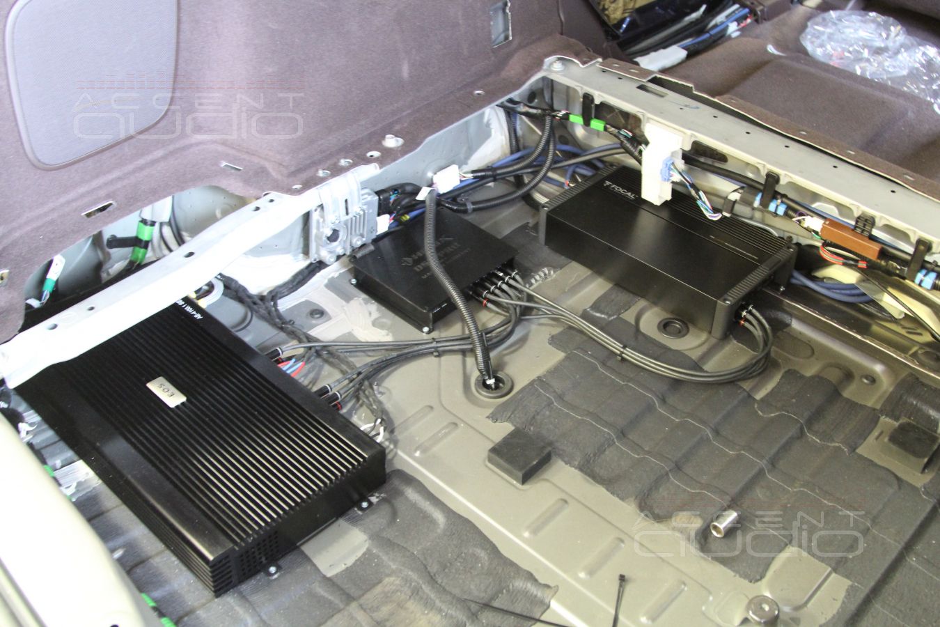 Скрытая установка усилителей и аудиопроцессора в кузове Lexus RX350.