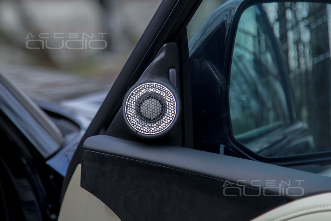 Установка акустики: подиумы под твитеры BRAX GL1 для Infiniti QX80