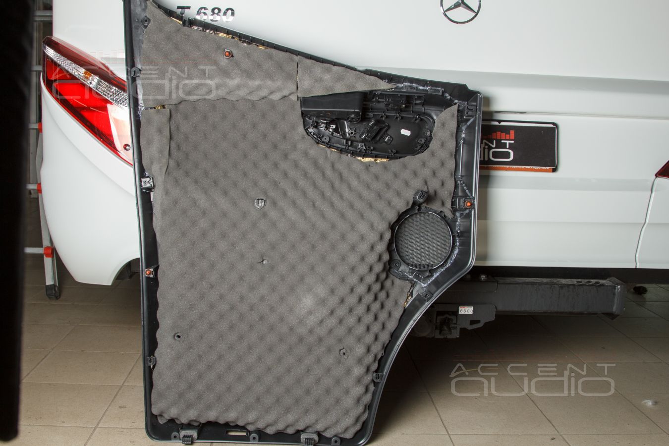 Жесткая аудиоподготовка дверей и установка мидбасовых динамиков SOAudio 165\38