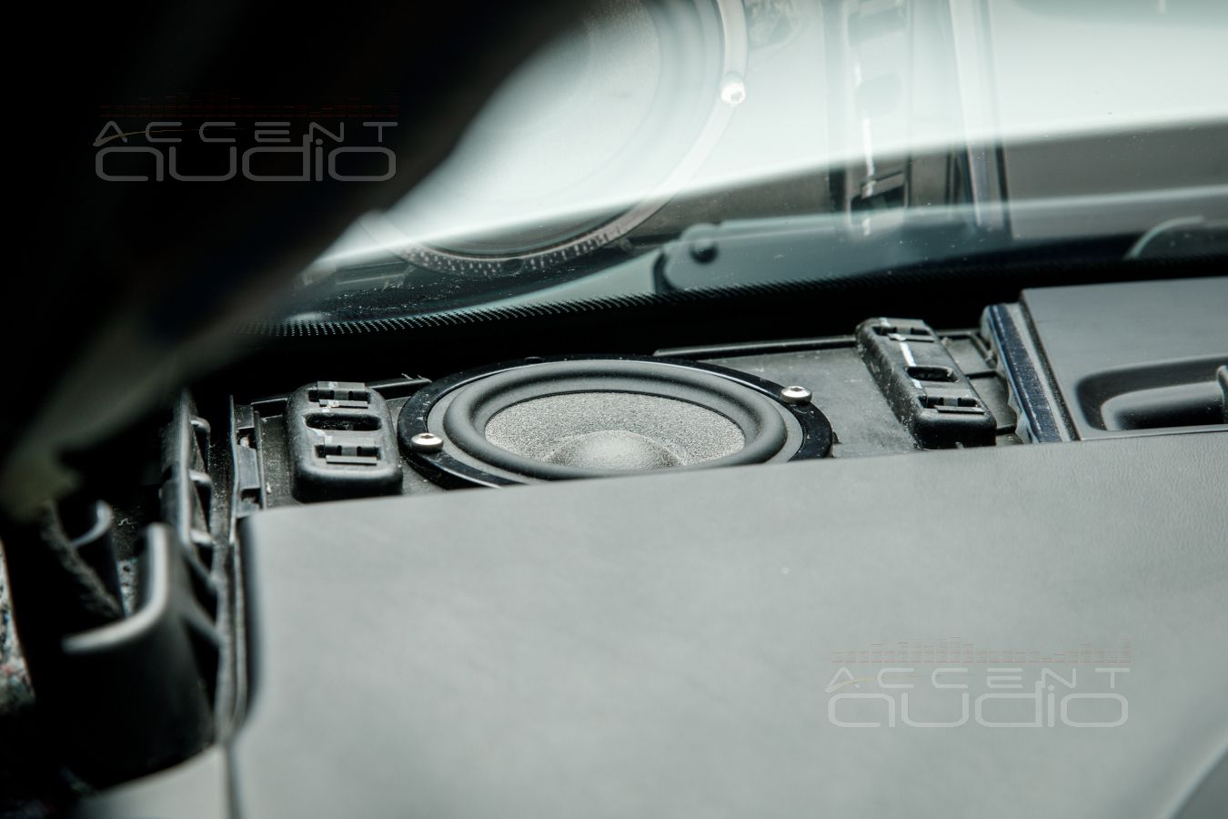 Сложное решение важной задачи: установка среднечастотных динамиков Brax в Porsche Cayenne