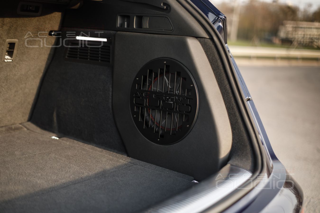 Сабвуфер-стелс с головкой Kicker – как он должен быть в Audi Q5