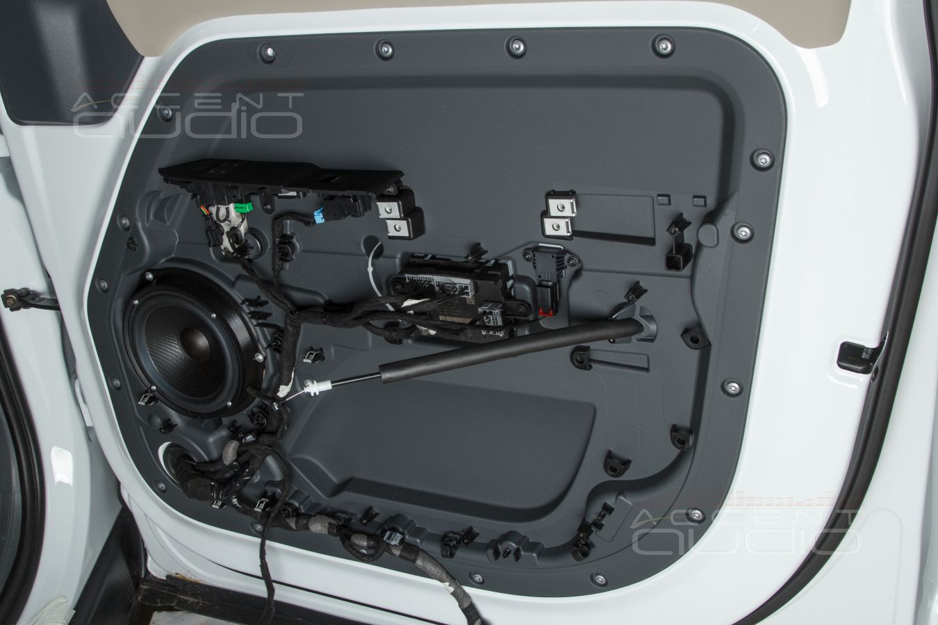 Аудиоподготовка оригинальных дверей Land Rover Defender и установка новых мидбасов SOAudio