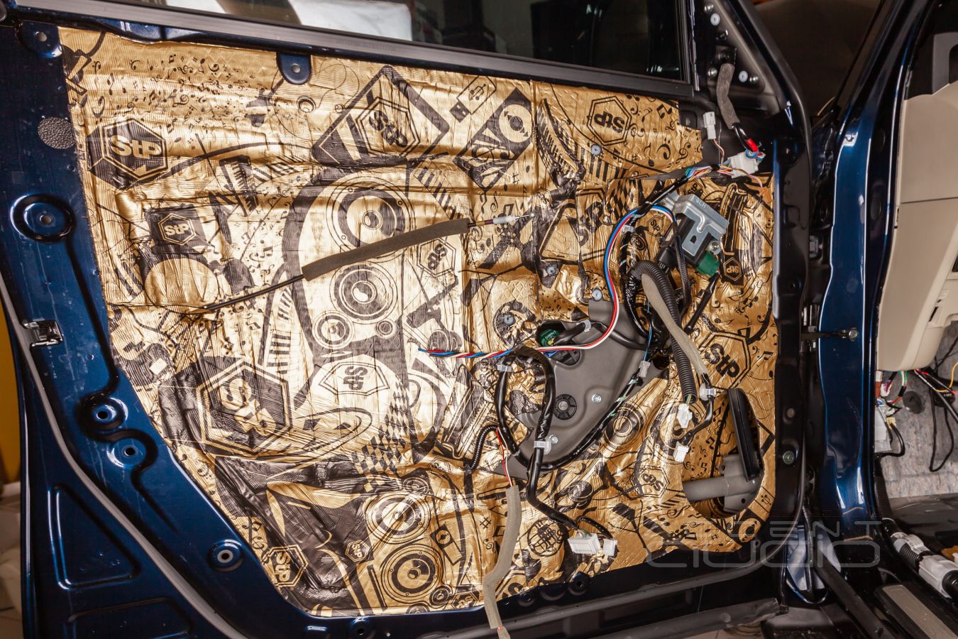 Установка акустики: аудиоподготовка дверей и установка мидбасов Brax в  Infiniti QX80