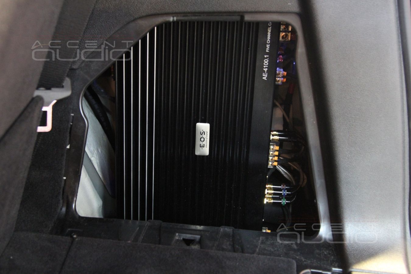 Скрытая установка аудиопроцессора и усилителя в Mercedes GL 63 AMG