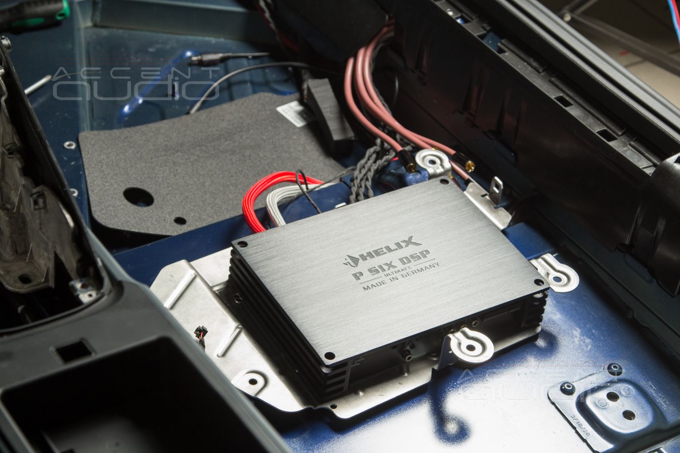 Штатный, заводской монтаж новых усилителей Helix в Porsche Carrera 911 S