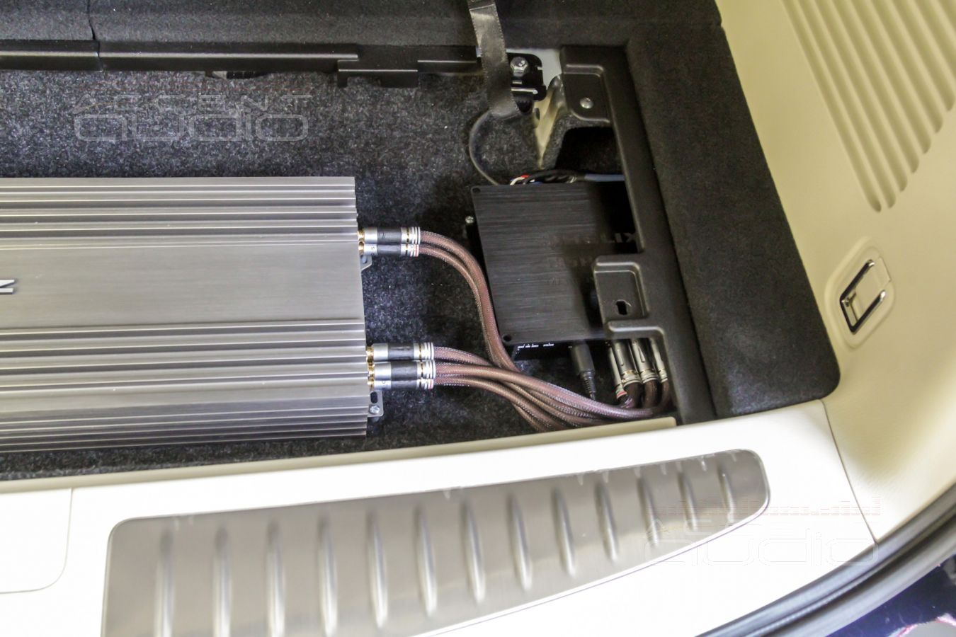 Установка усилителей и аудиопроцессора – каждый на своём месте: Zapco, Alpine и Helix