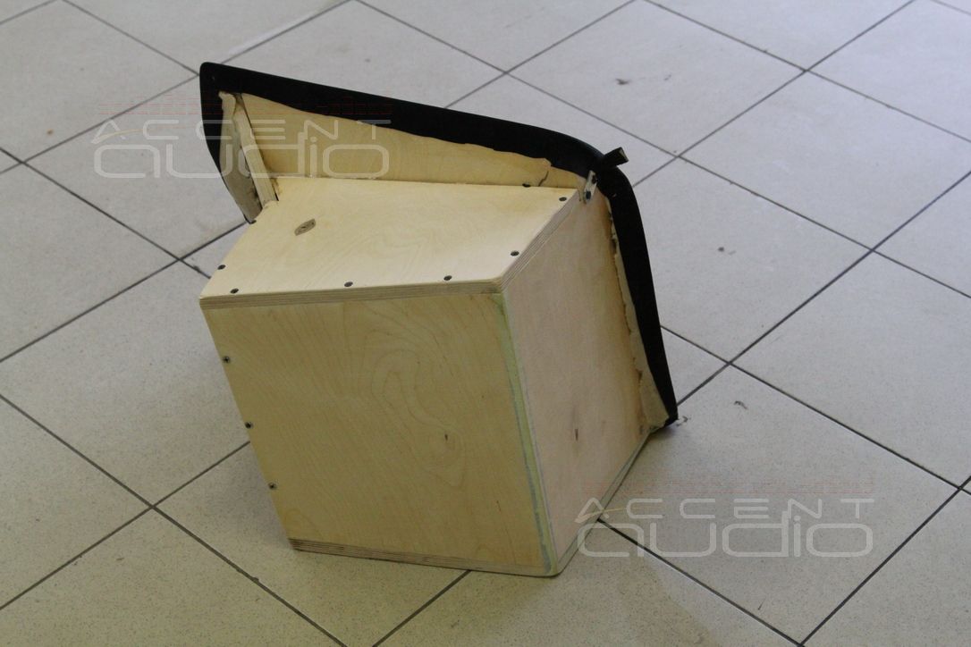 Сабвуфер, встроенный в крыло Mercedes GLE