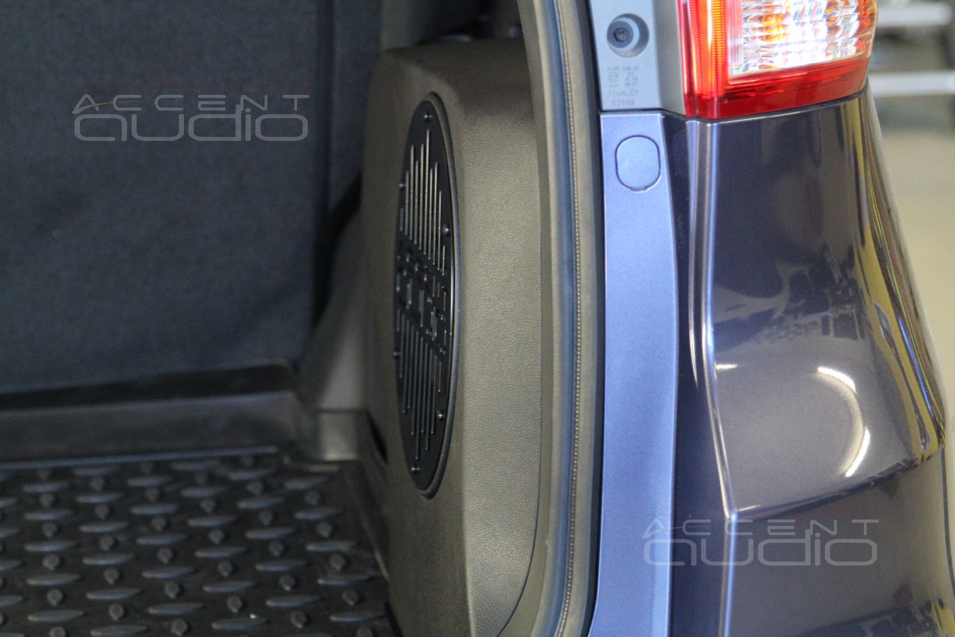 Встроенный сабвуфер-стелс в Honda CRV