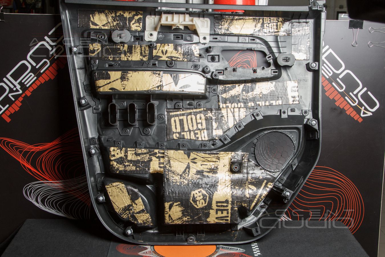 Аудиоподготовка, новые, быстрые и плотные мидбасы SOAudio в дверях Opel Zafira Life