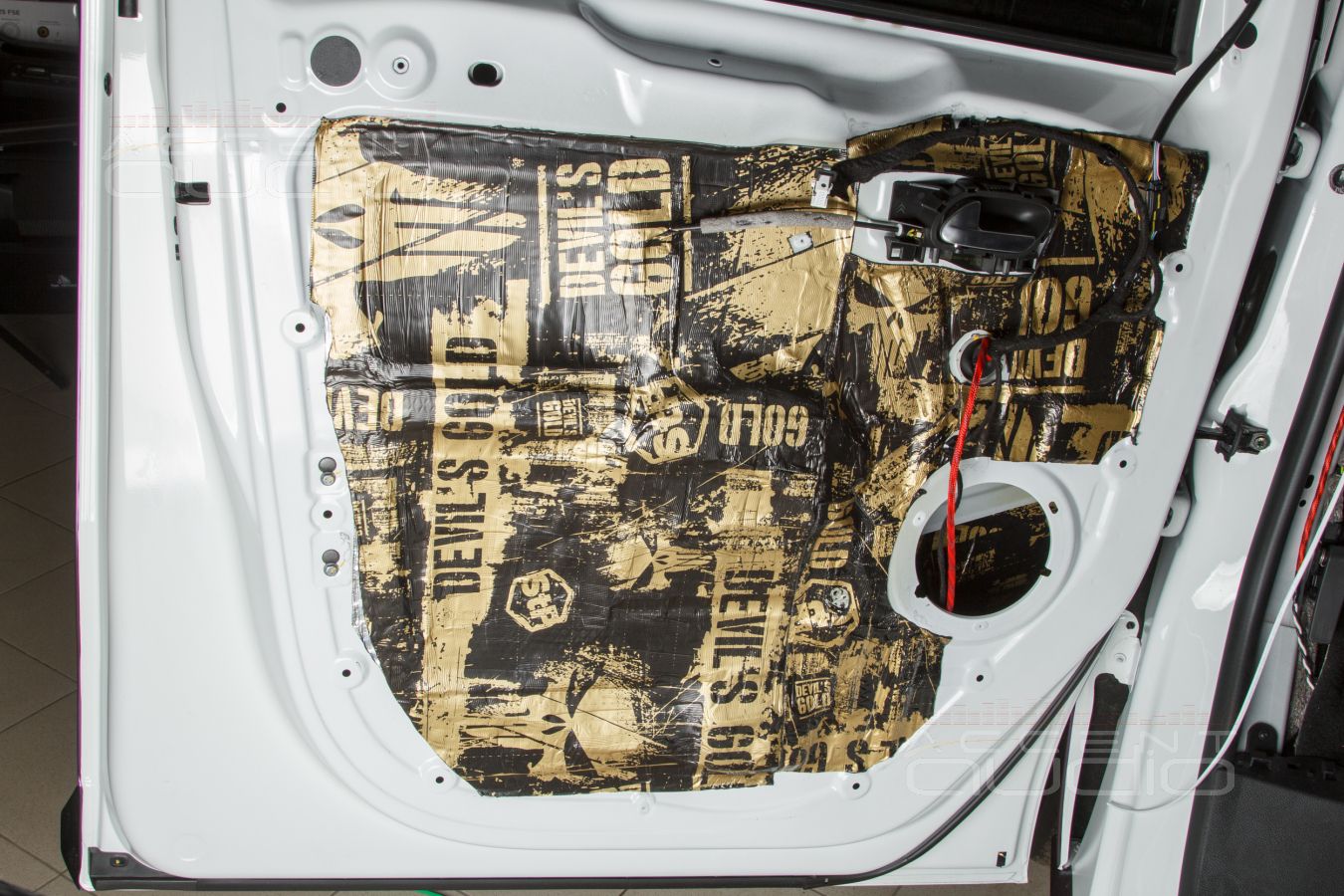 Аудиоподготовка, новые, быстрые и плотные мидбасы SOAudio в дверях Opel Zafira Life