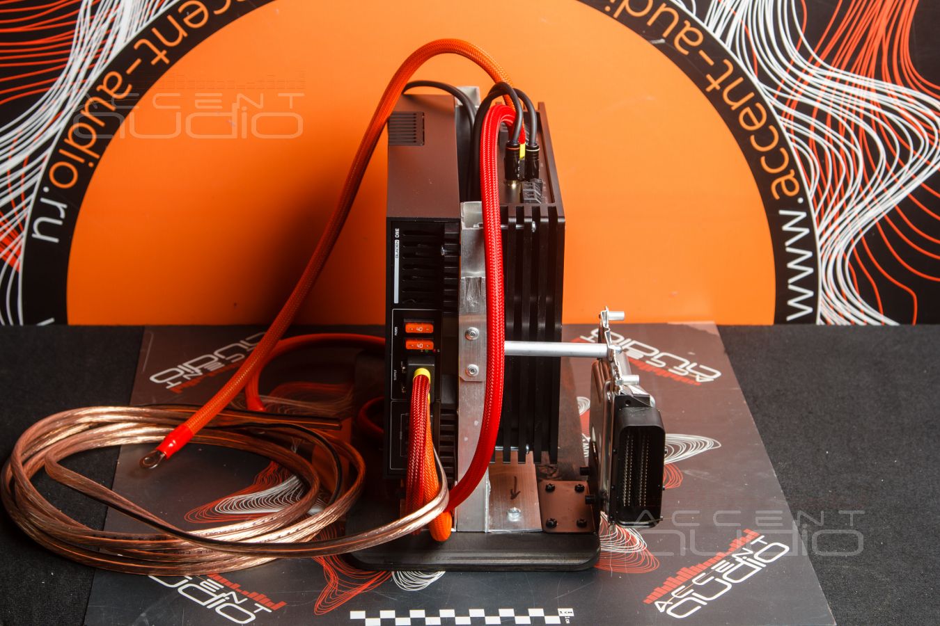 Хитро-штатно-скрытый-оригинальный монтаж усилителей в Mercedes CLS