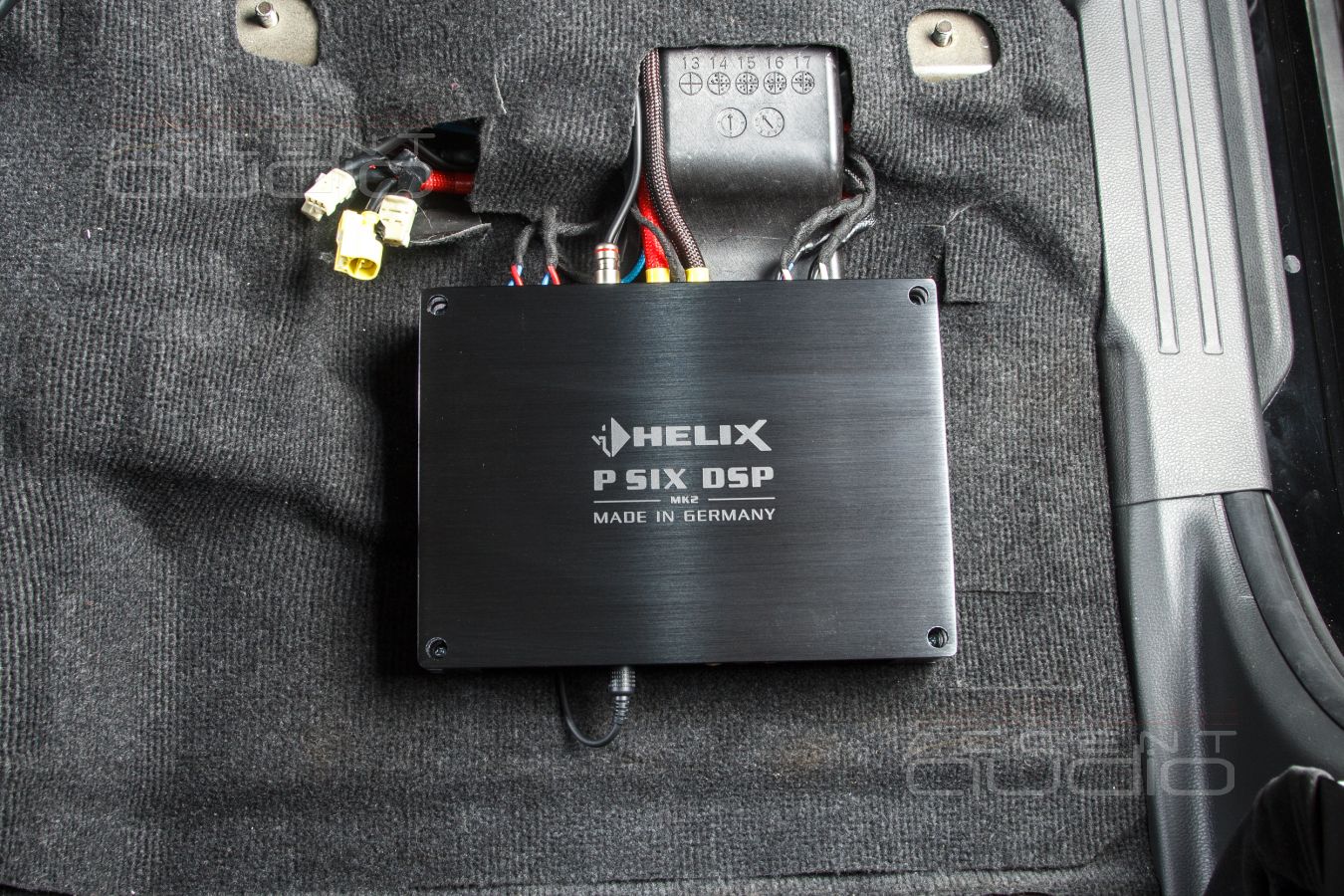 Скрытый монтаж усилителей Helix и Mosconi в Mitsubishi Pajero Sport