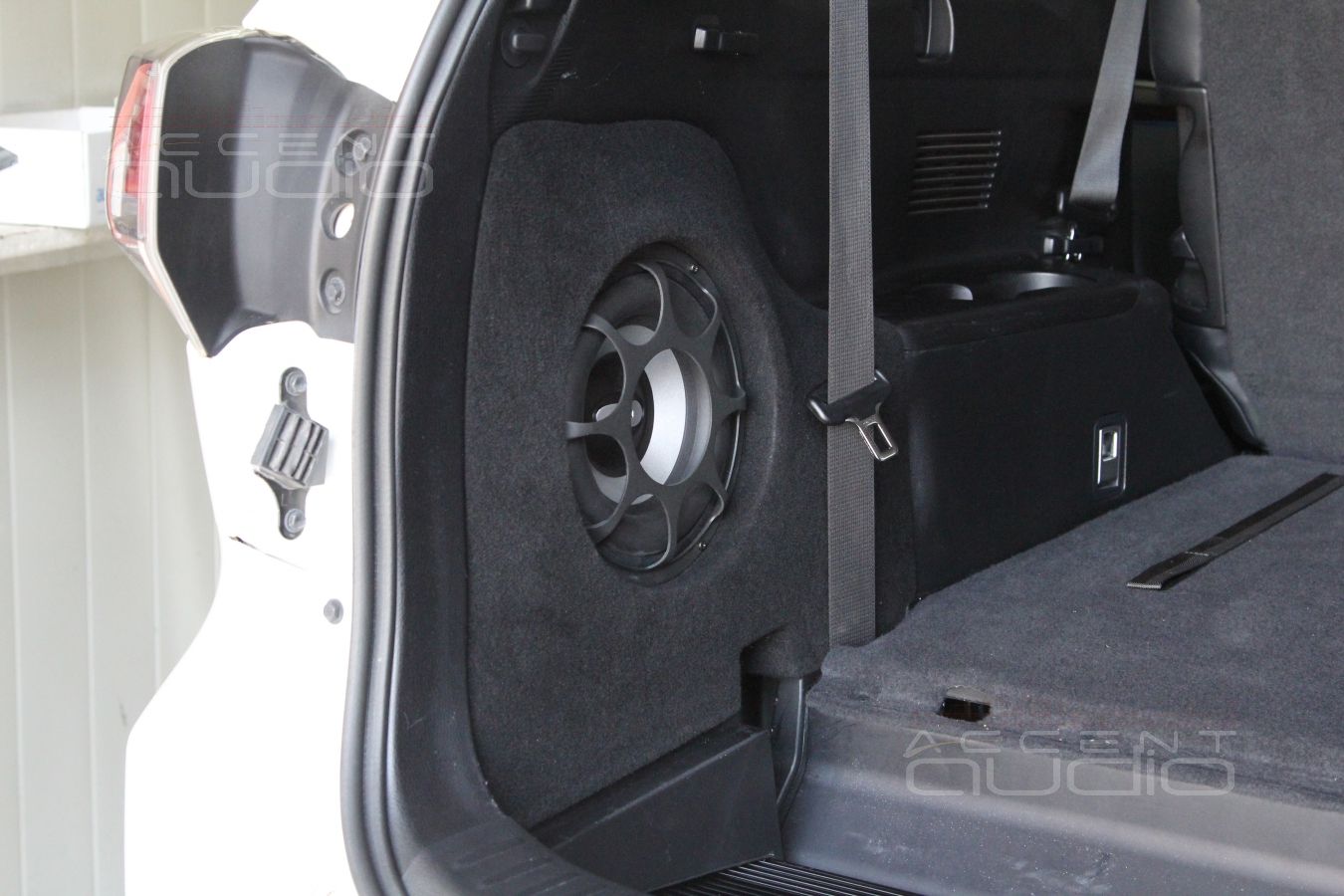 Встроенный сабвуфер в Toyota Highlander