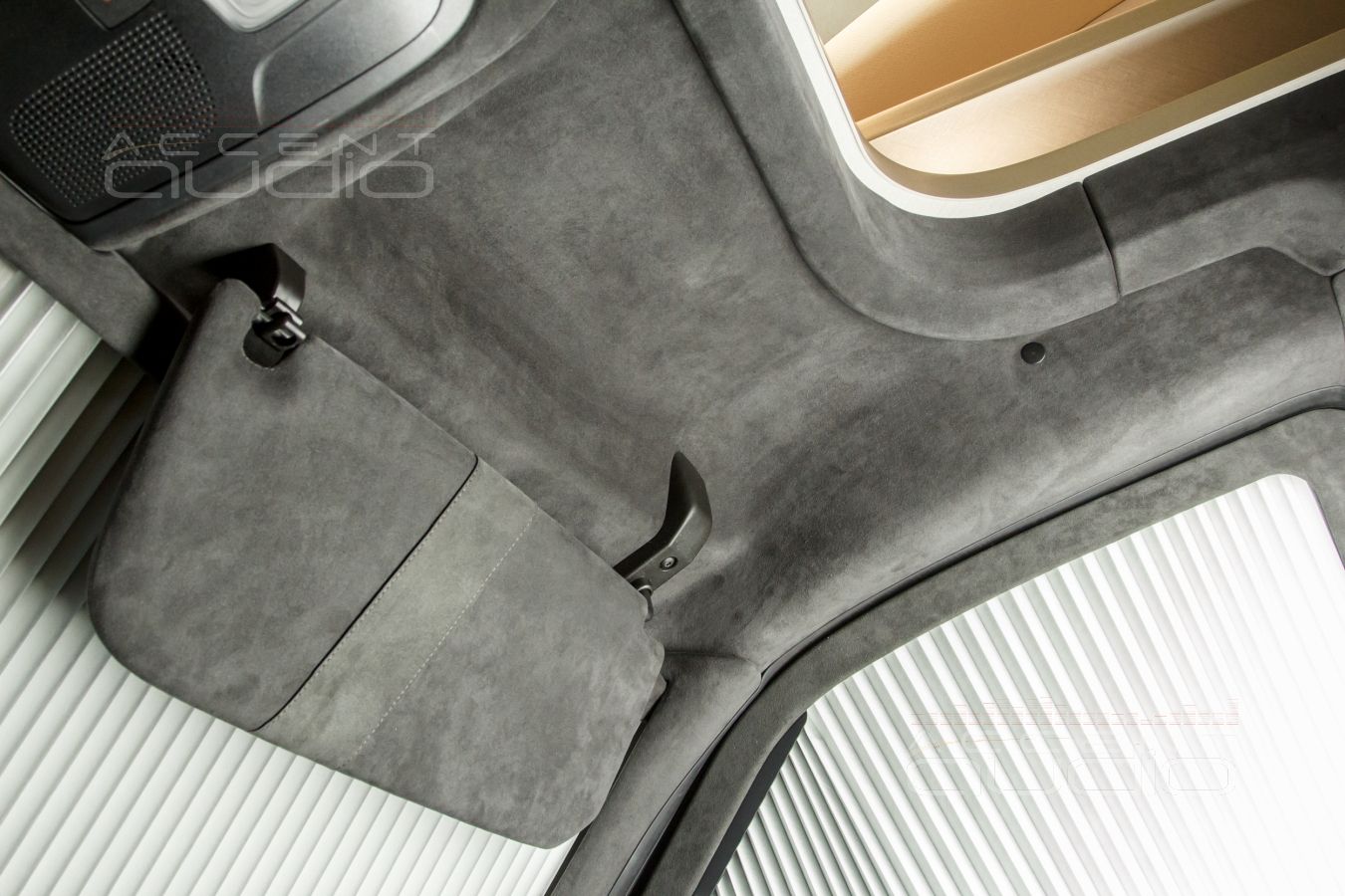 Новый, цельный и строгий дизайн кабины и подиумы под СЧ-ВЧ звено Brax