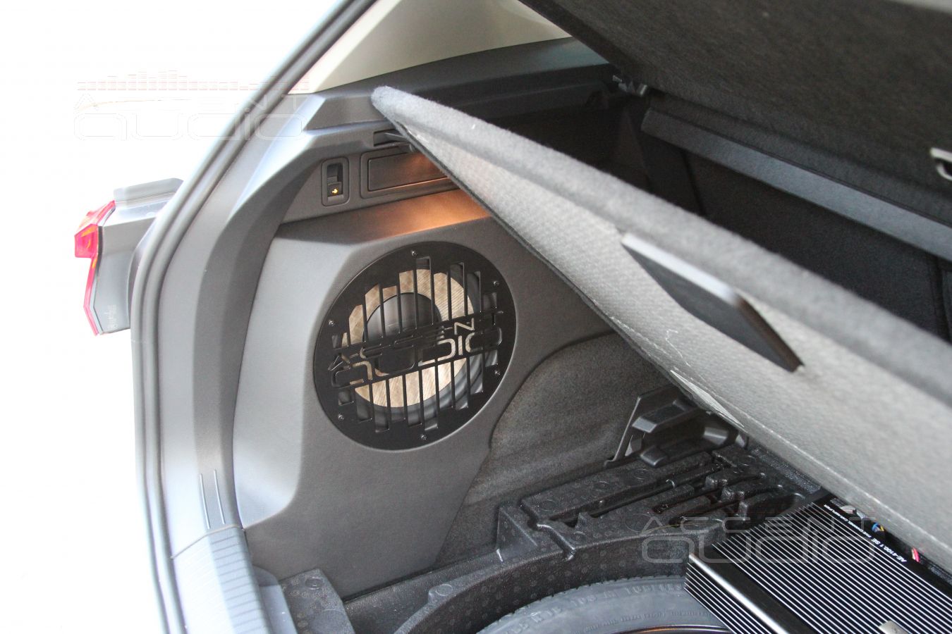 Встроенный сабвуфер-стелс в новом Volkswagen Tiguan