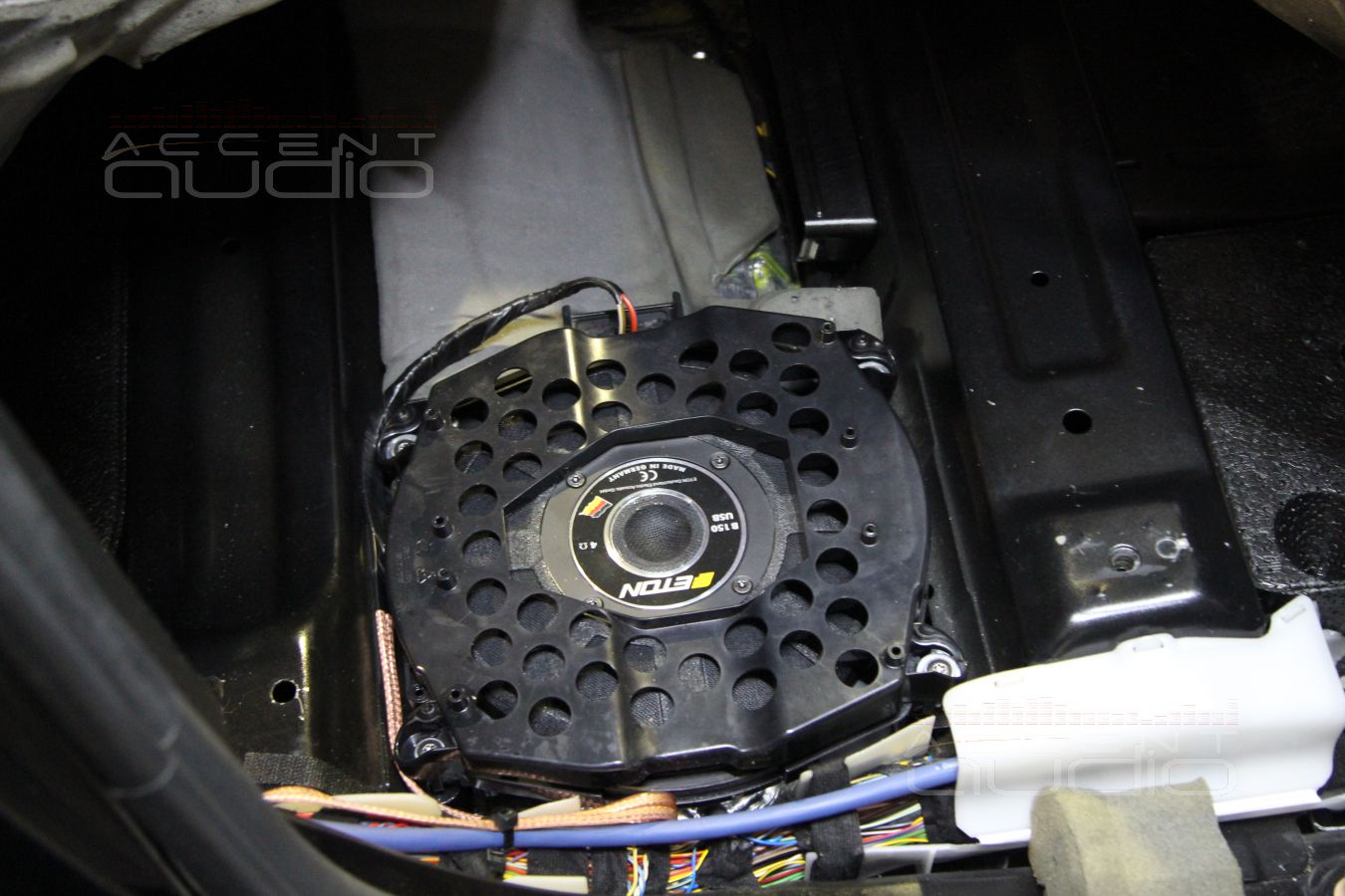 Установка мидбасов Eton B150 USB в BMW X5