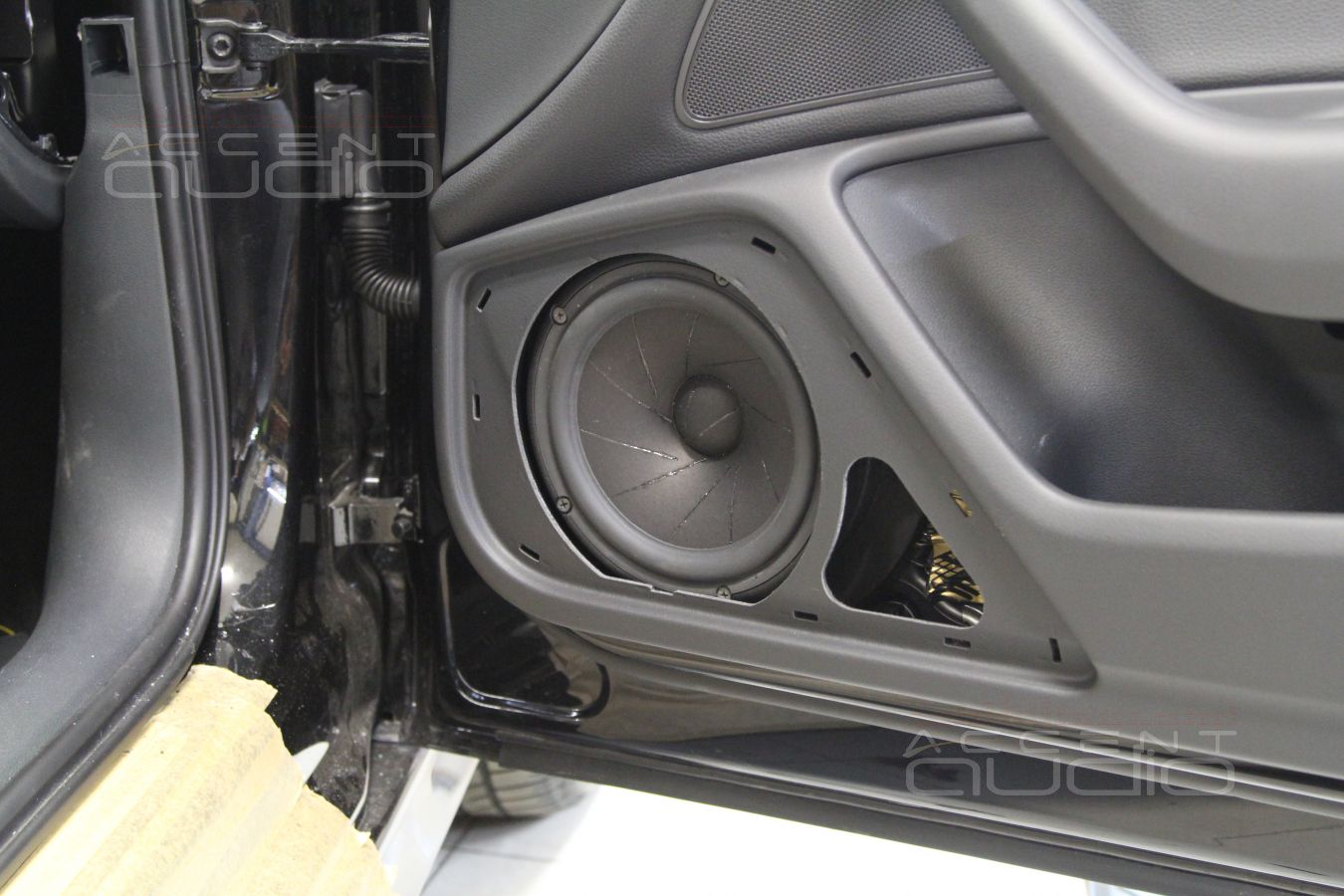 Установка мидбасовых излучателей Scan-Speak Revelator 18W/4531G00 