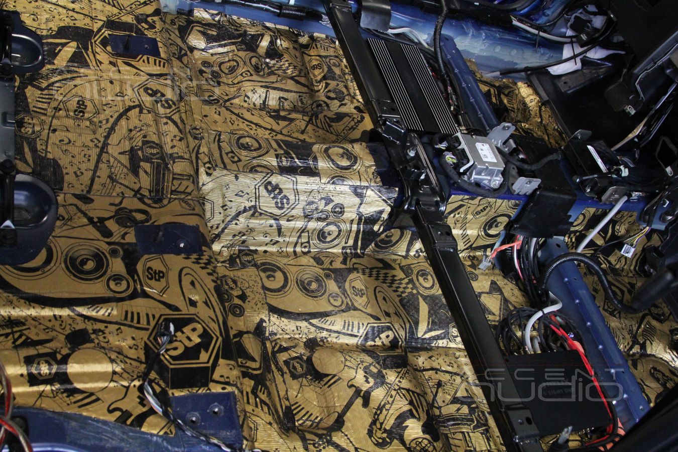 Шумоизоляция пола и установка усилителей Helix и Challenger