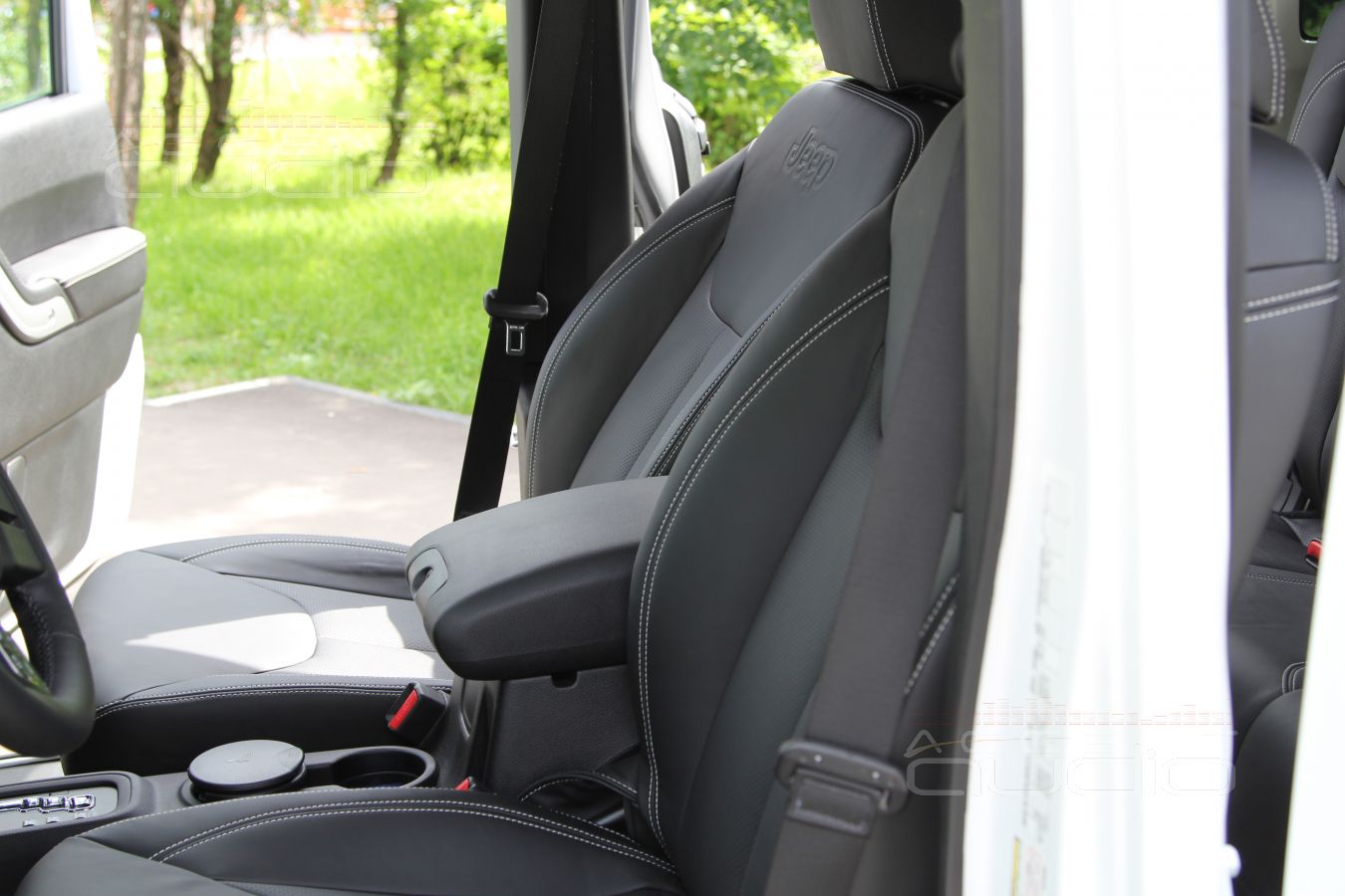 Пошив салона: качество кожи Nappa в сочетании с сидениями Jeep