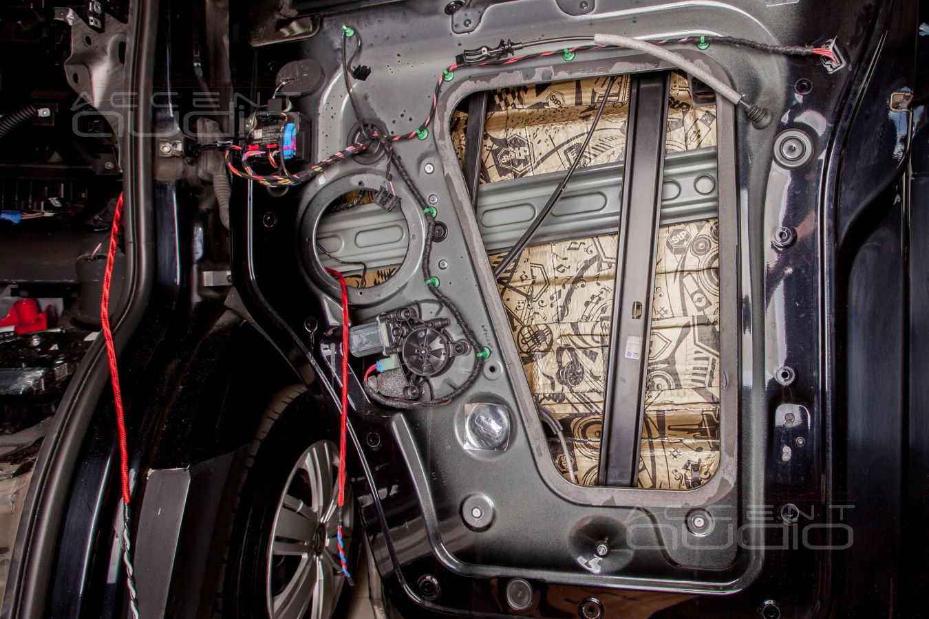 Особенности аудиоподготовки дверей Volkswagen Crafter и установка новых мидбасов SOAudio